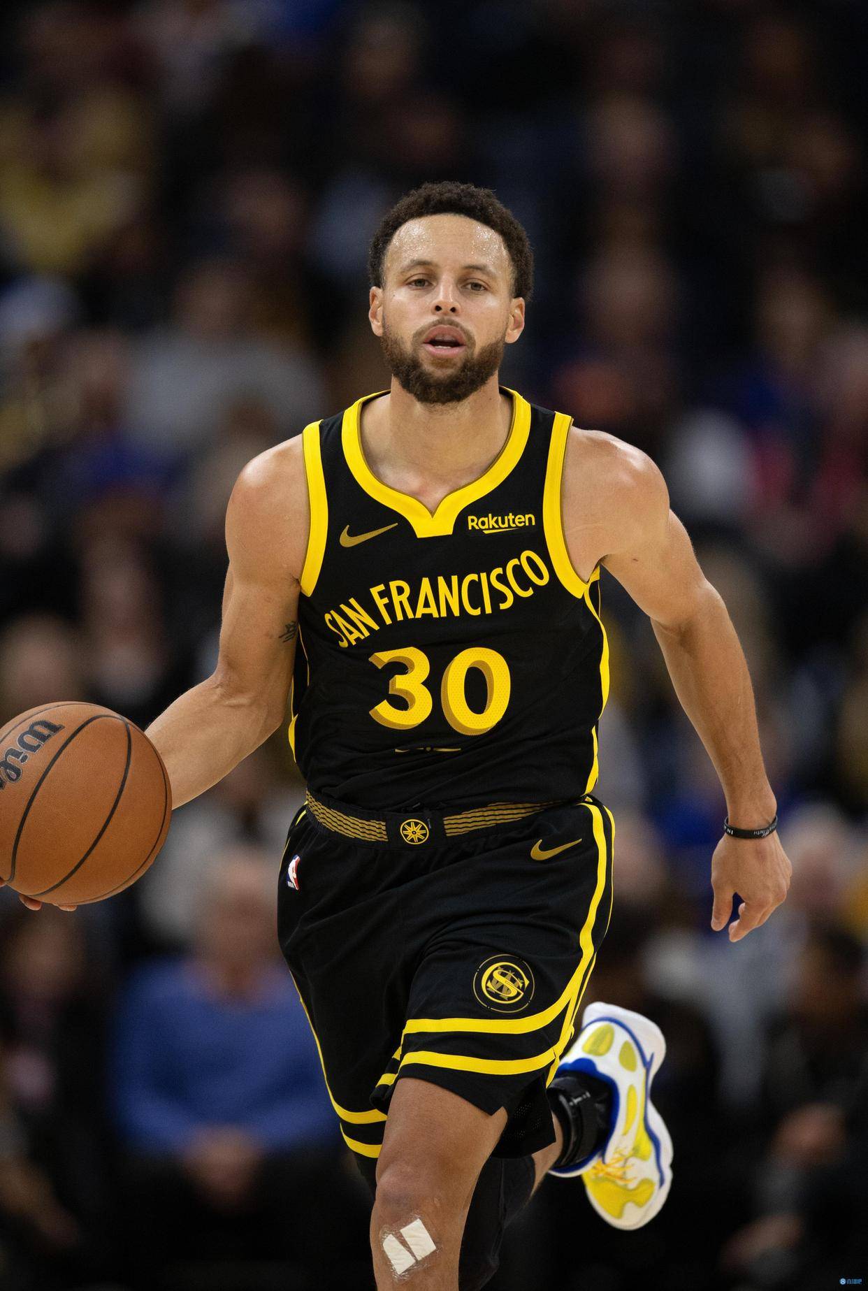 缺席迷你训练营！为了自己的续约合同，库明加就是要硬刚到底（为续约合同强硬到底！库明加选择缺席迷你训练营）