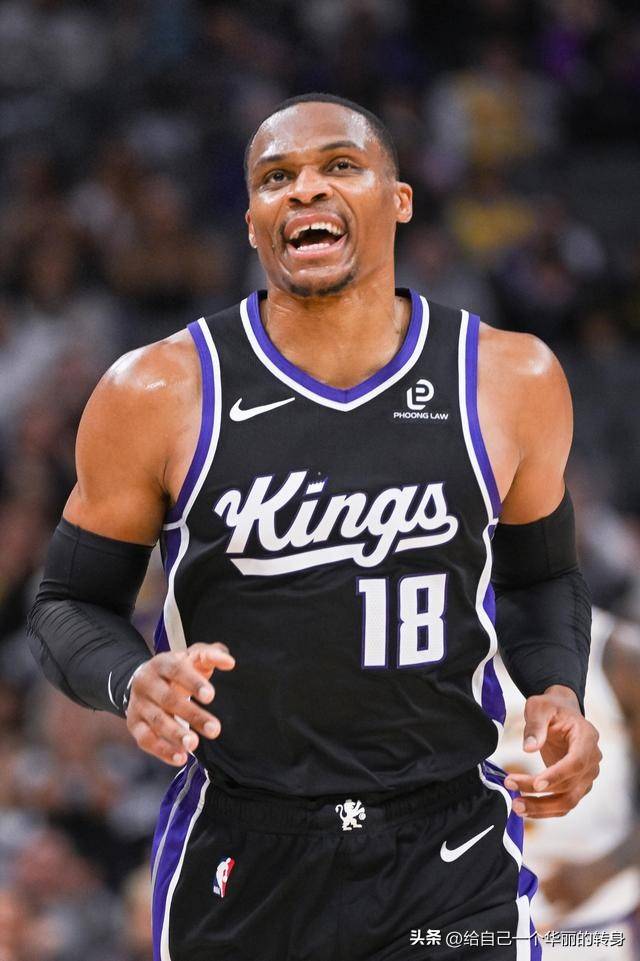 帕斯精彩晃动转身让老大哥劳塔罗滑倒（帕斯炫技转身过人，老大哥劳塔罗被晃倒）