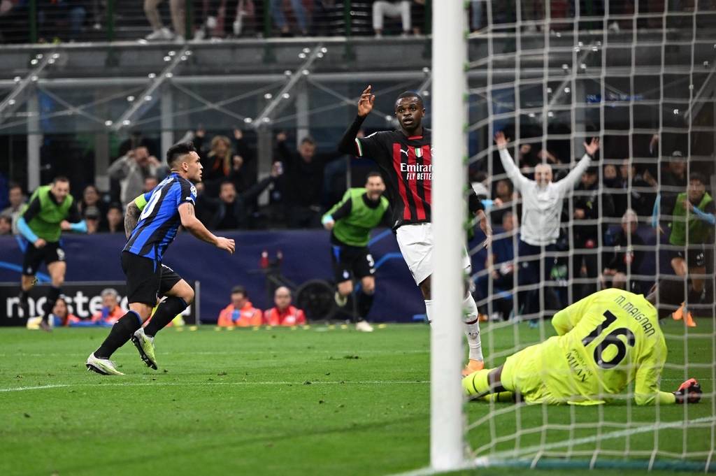 足球世界杯主题周边开售，球迷抢购