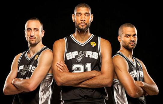 在科蜜们心中，2K4就是科比的签名鞋对吗？（在科比球迷眼里，2K4就等同于他的签名鞋吗？）