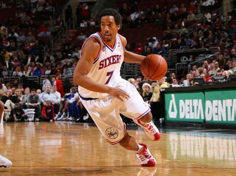 欧文突破防守连续得分（欧文突破防线连连得手）